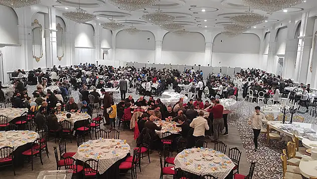 Tekstil Pazarı esnafından bin depremzedeye iftar