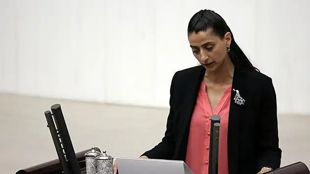 Telaffuz zorladı ama sorunsuz okudu