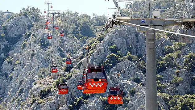 Teleferik kazasında yaralananlardan 2 kişi taburcu, 3 kişinin tedavisi sürüyor
