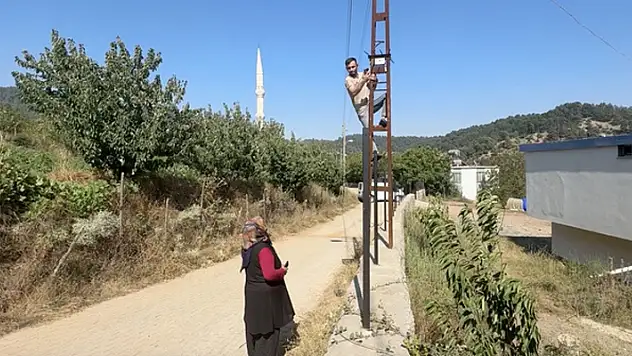Telefonda konuşabilmek için elektrik direğine çıkıyorlar
