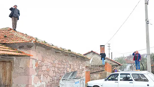 Telefonla konuşabilmek için cambazlık yapıyorlar