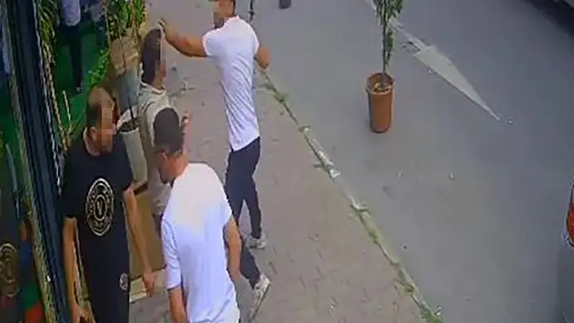 Telefonu tamire verdi, demir sopayla dövmeye geldi