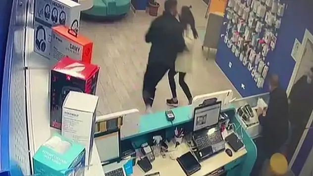 Telefonun fiyatını beğenmeyince kurşun yağdırdı
