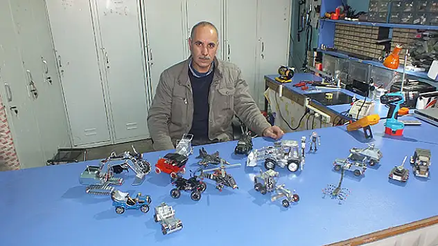 Televizyon Parçalarıyla Oyuncaklar Üretiyor
