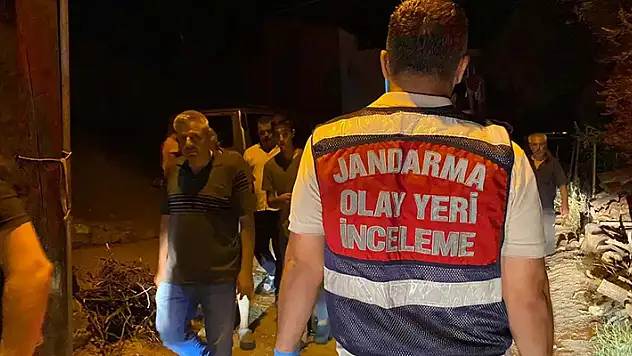 Televizyon tamiri için gittiği evde çıkan tartışmada, 4 kişiyi çekiç ile başından yaraladı
