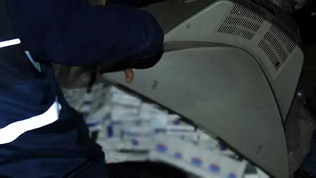 Televizyonun içerisinden kaçak sigara çıktı