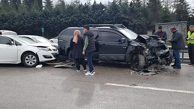 TEM'de 23 araç birbirine girdi İstanbul yönü kapandı