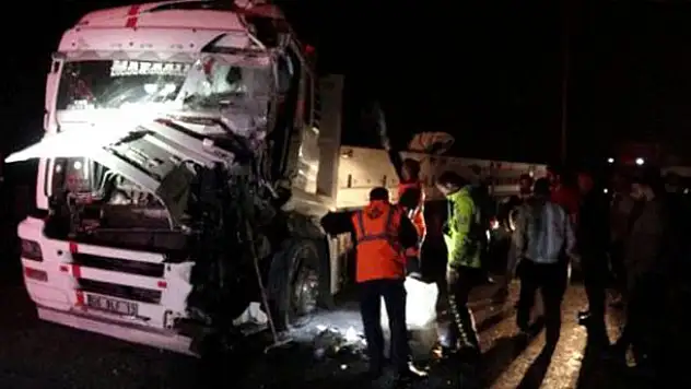 TEM'de iki tır çarpıştı, yol ulaşıma kapandı: 1 yaralı