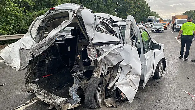 TEM'de minibüs hafif ticari araca çarptı: 3 ölü, 3 yaralı
