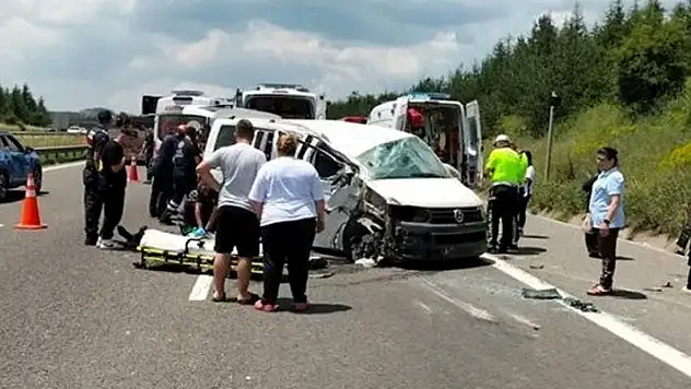 TEM'de minibüs takla attı: Ölü ve yaralılar var
