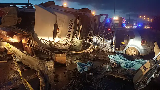 TEM'de tır bariyerleri aşarak karşı şeritteki araca çarptı: 1 ölü, 4 yaralı
