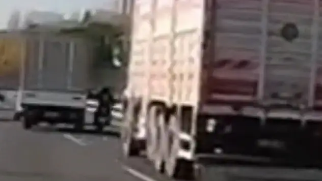 TEM Oto Yolu'nda kamyonetin bariyerlere sıkıştırdığı motosikletli ölümden döndü!