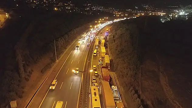 TEM Otoyolu'nda 4 aracın karıştığı zincirleme kaza: 3 ölü, 3 yaralı