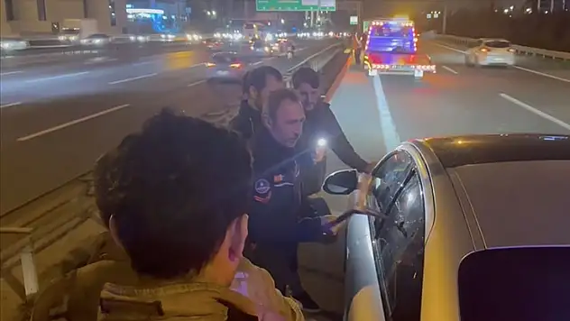 TEM Otoyolu'nda uyuyakalan sürücüye ulaşmak için aracın camını baltayla kırdılar