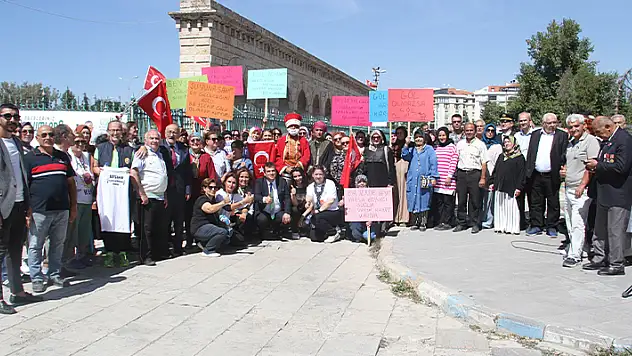 Temsili Nasrettin Hoca, kurumasından endişe edilen Beyşehir Gölü'ne su mayaladı