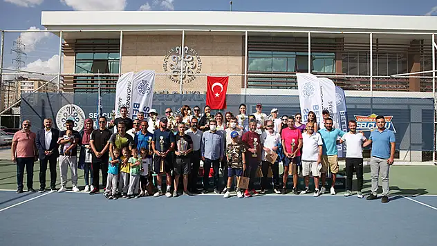 
Tenisçiler Selçuklu'da terledi 