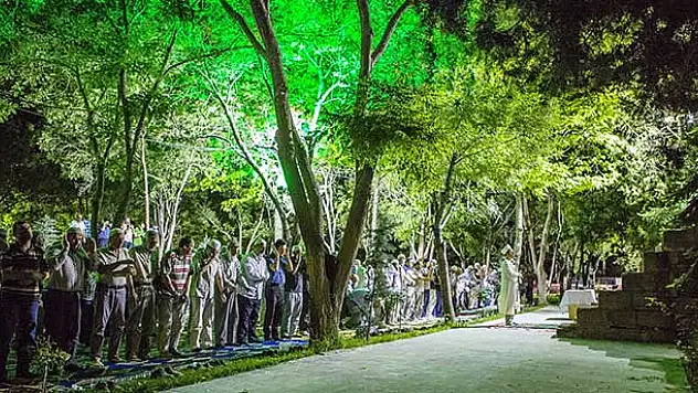 Teravih, 8 asırdır açık havada kılınıyor