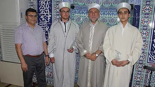 Teravih namazını hatimle kıldıran hafızlar ödüllendirildi