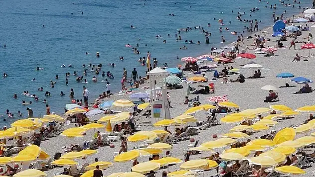 Termometreler 41 dereceyi gördü: Tatilciler kendilerini sahile attı
