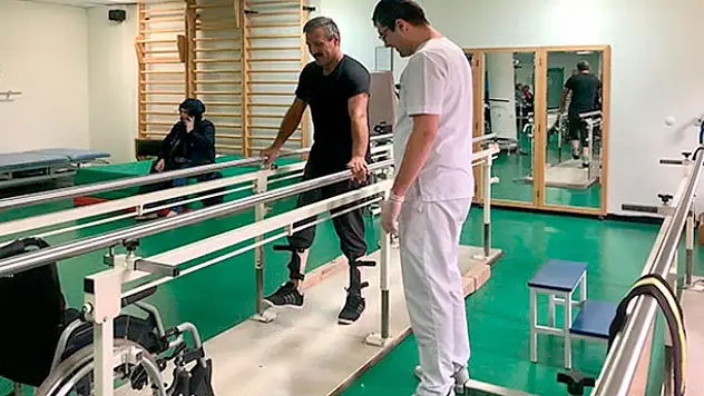 Terör mağduru adam robotik cihaz ile yürümeye başladı