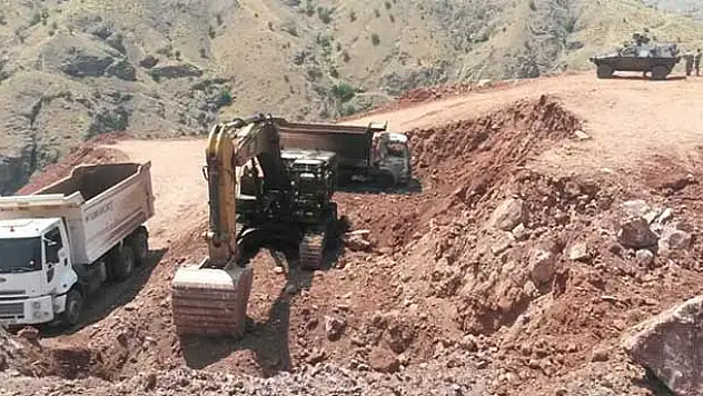 Terör örgütü yine iş makinelerini yaktı