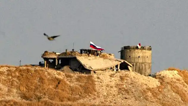 Terör örgütü YPG'nin karargahına Rusya bayrağı asıldı