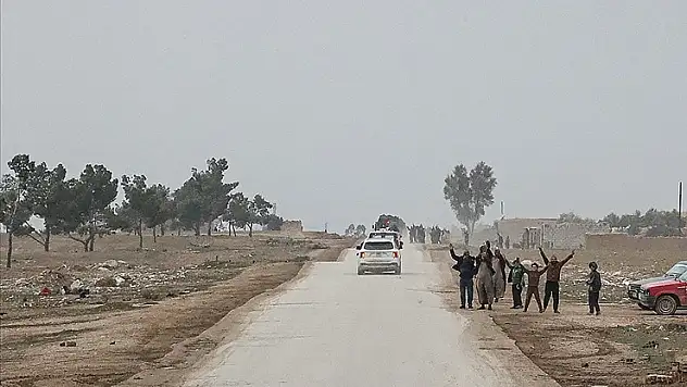 Terör örgütü YPG, Suriye İçişleri Bakanlığına bağlı güçlerin Haseke'ye girişini karşılayan 23 kişiyi alıkoydu