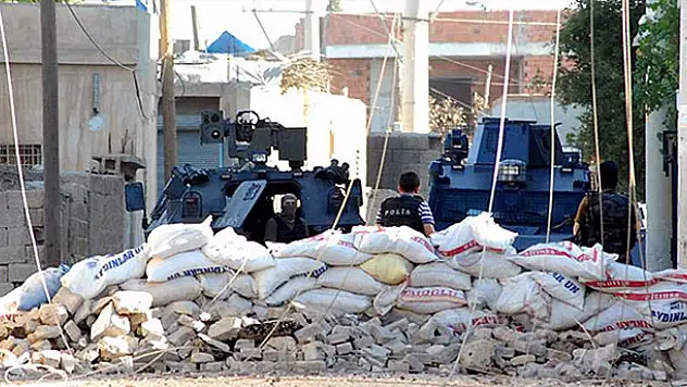 Teröristler saldırdı: 1 polis şehit