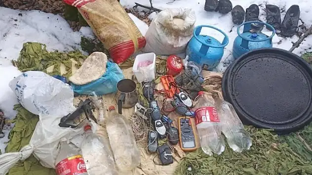 Teröristlere ait mağarada çok sayıda yaşam malzemesi ve mühimmat ele geçirildi
