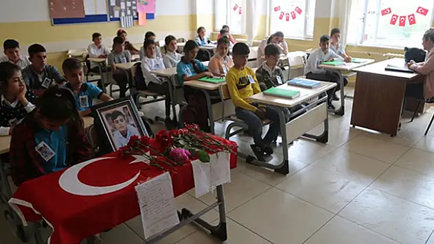 Teröristlerin bombalı saldırısında ölen Bilen'in arkadaşları, sırasına not bıraktı
