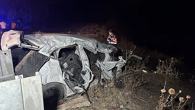 Ters şeride giren otomobil tankerle çarpışıp şarampole yuvarlandı: 1 ölü, 1'i ağır 2 yaralı