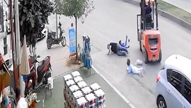 Ters şeritten gelen forklift baba ve çocuklarına çarptı