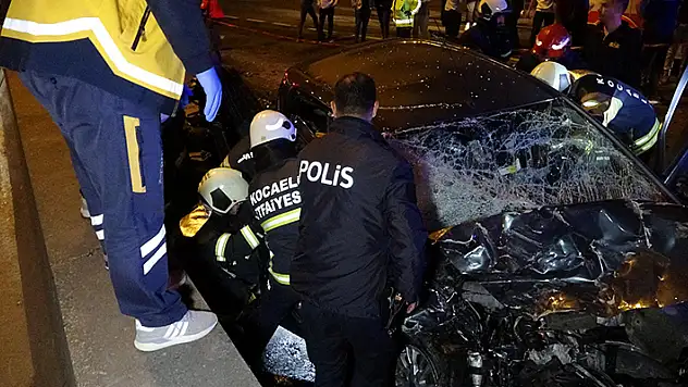 Ters yöne giren cip, içerisinde 11 kişinin bulunduğu otomobille çarpıştı: 2 ölü, 10 yaralı

