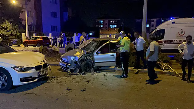 Ters yöne giren otomobilin karşıdan gelen otomobille çarpıştığı kaza kamerada 1 ölü, 5 yaralı
