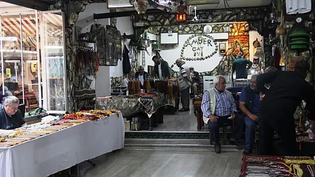 Tespihçiler Kahvesinde hem sohbet hem de ticaret var
