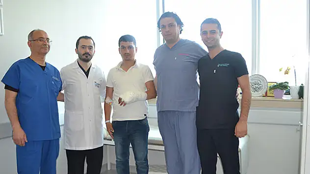 Testerenin kopardığı kol 4 saatte yerine dikildi