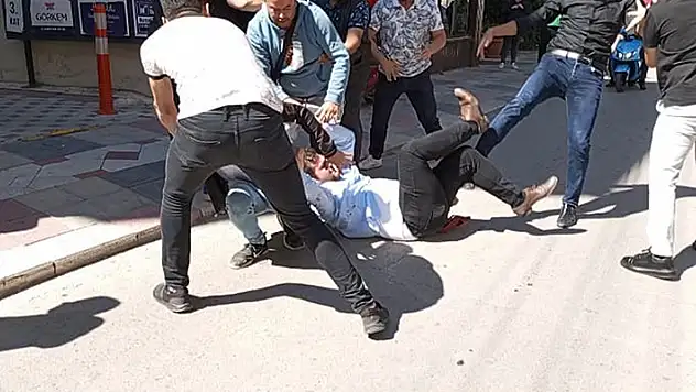 Teyze-yeğenin kavgasına eşleri de dahil oldu tekme ve yumruklar havada uçuştu
