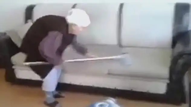 Teyzenin elektrikli süpürge ile imtihanı