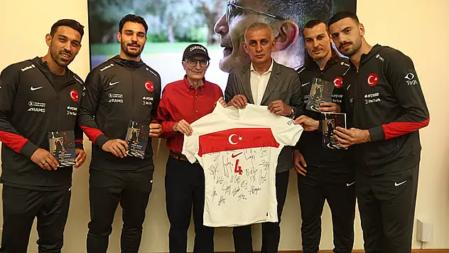 TFF Başkanı Hacıosmanoğlu ve A Milli Takım oyuncularından Aziz Sancar'a ziyaret