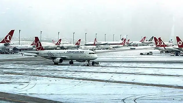 THY uçağı piste döndü
