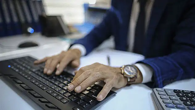 Ticaret Bakanlığı 15 müfettiş yardımcısı, TÜİK 10 sözleşmeli bilişim personeli alacak