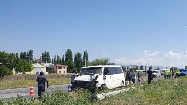 Ticari araç ile kamyon çarpıştı: 1 ölü, 14 yaralı
