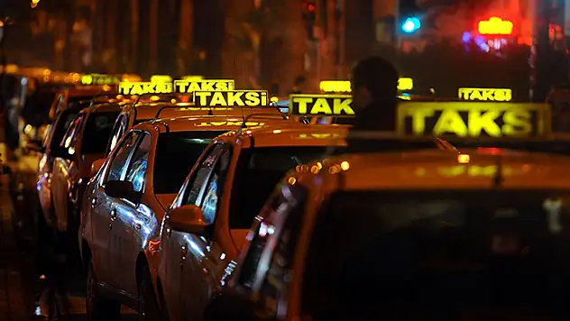Ticari araç sürücülerinin 'yaş şartı' düzenlemesinde süre 1 yıl uzatıldı
