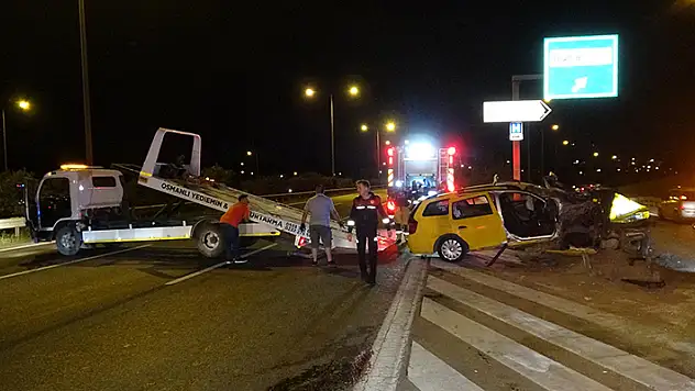 Ticari taksi demir bariyerlere çarptı: 1 ölü, 5 yaralı
