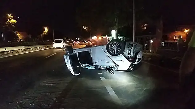 Ticari taksiye çarpan otomobil takla attı: 3 yaralı
