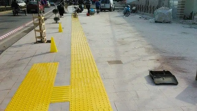 TİHEK'ten yolları görme engelliler için erişilebilir hale getirmeyen belediyeye para cezası
