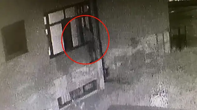 TIKLA-İZLE Konya'da okula taksiyle gelen hırsızlar, özel öğrencilerin malzemelerini çaldı
