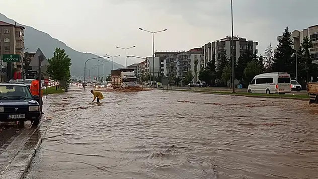 TIKLA- İZLE! Konya'da sağanak etkili oluyor! Beyşehir'de yollar göle döndü