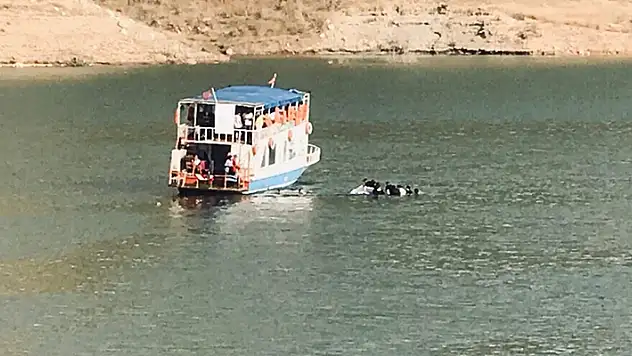 TIKLA- İZLE! Siirt'te sandal alabora oldu, 8 kişi ölümden döndü
