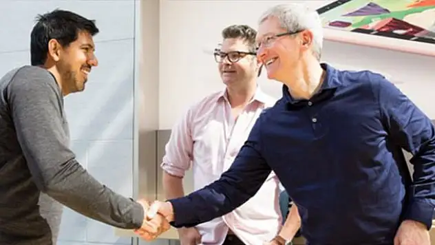 Tim Cook, iPhone SE ve iPad Pro 9.7 modellerinin çıkışında Palo Alto Apple Store'daydı